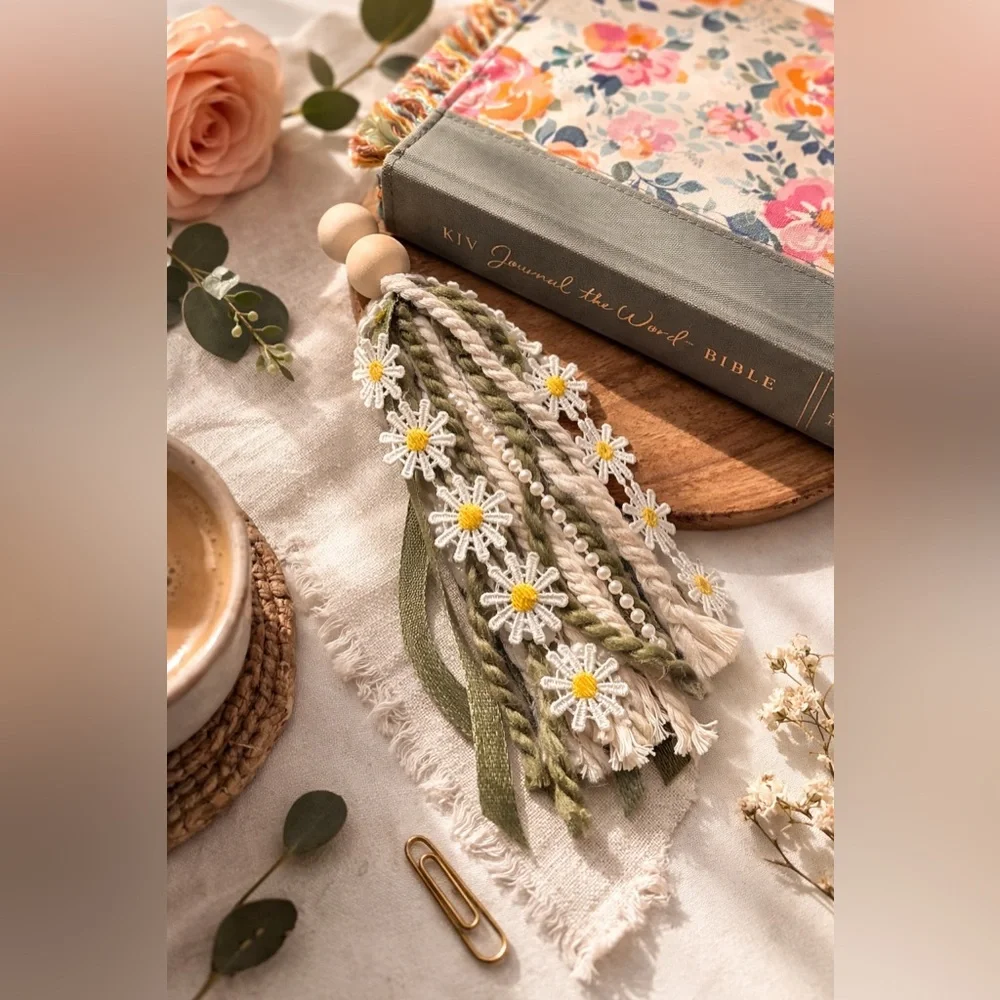 Handmade Daisy Tassel Bookmark - Picture 1 of 1